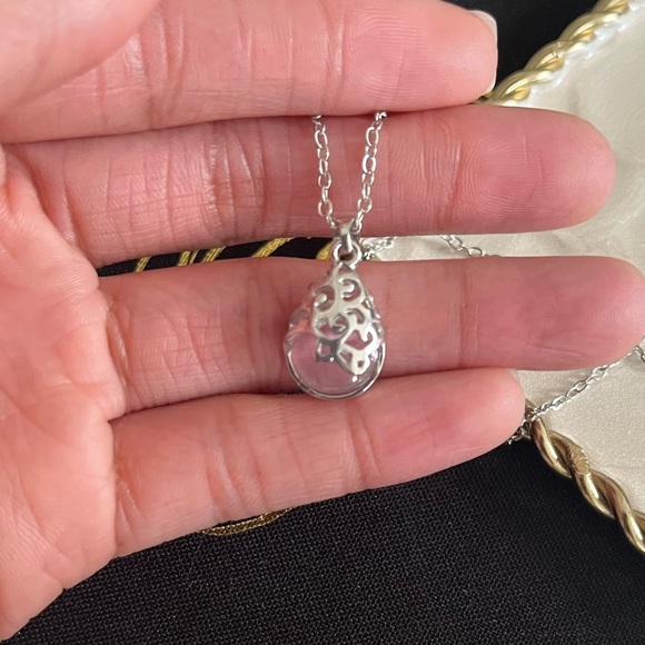 Elegant Silver Necklace with Pink Gemstone - Picture 3 of 4